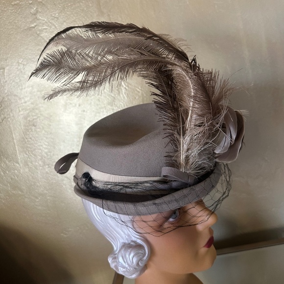 FABULOUS 1940\'s TAUPE TOP HAT STYLE HAT + BROWN/IVORY FEATHERS main image 12